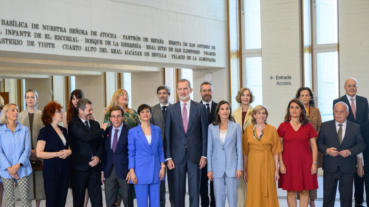 Primera reunión del Real Patronato de la Galería de las Colecciones Reales, presidida por los reyes.