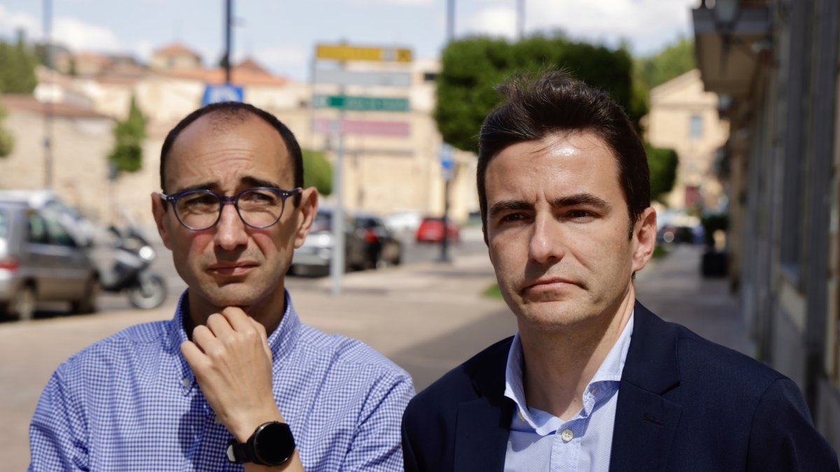 El secretario general del PSOE de Salamanca, David Serrada, junto con el secretario Federal de Política Económica y Transformación Digital del partido, Pedro Casares.