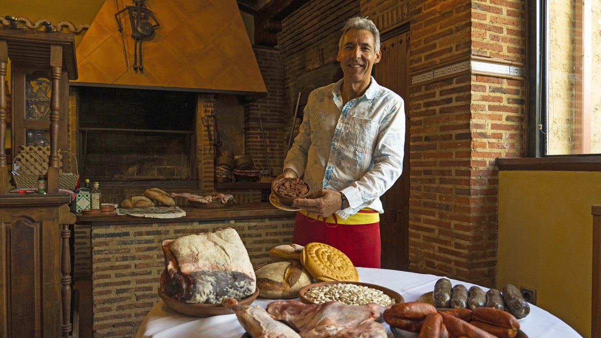 Eusebio Baños, en el comedor de La Alcazaba, junto al horno de leña.