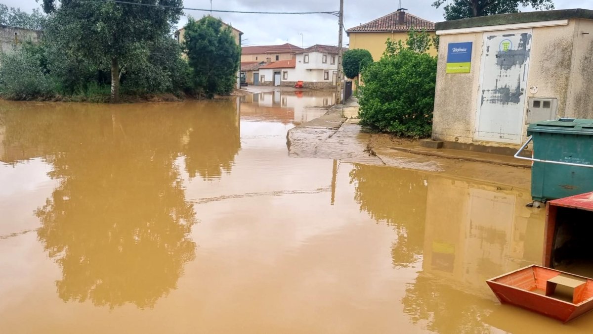 Las abundantes lluvias desbordan el arroyo de la Vega y provocan inundaciones en Cerecinos de Campos. ICAL