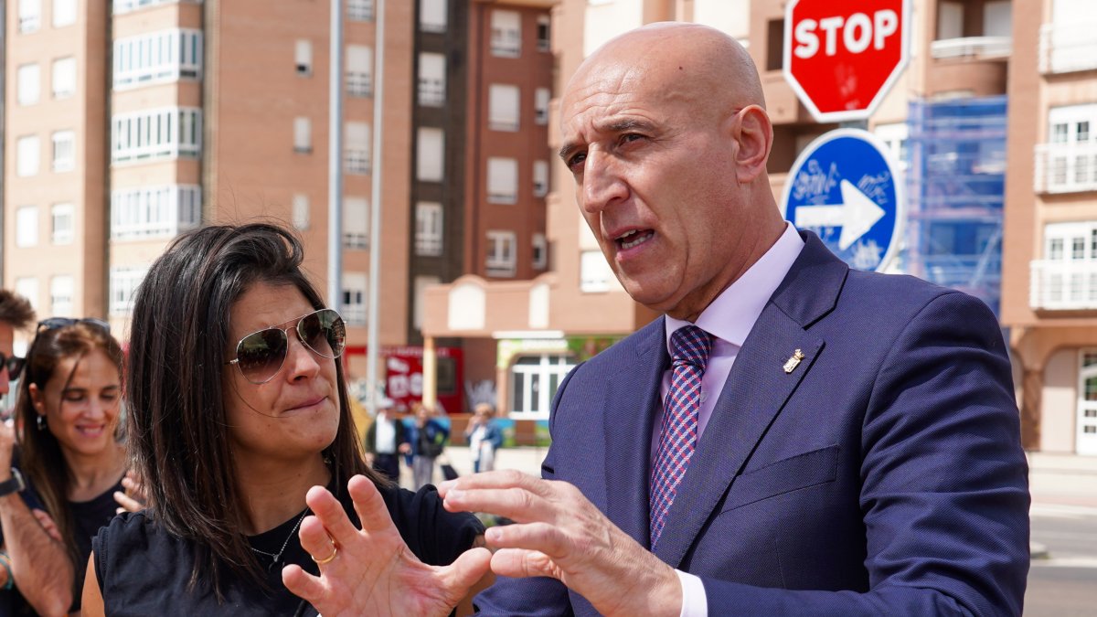 El alcalde de León, José Antonio Diez, preside la apertura del Parque de las Tierras Leonesas