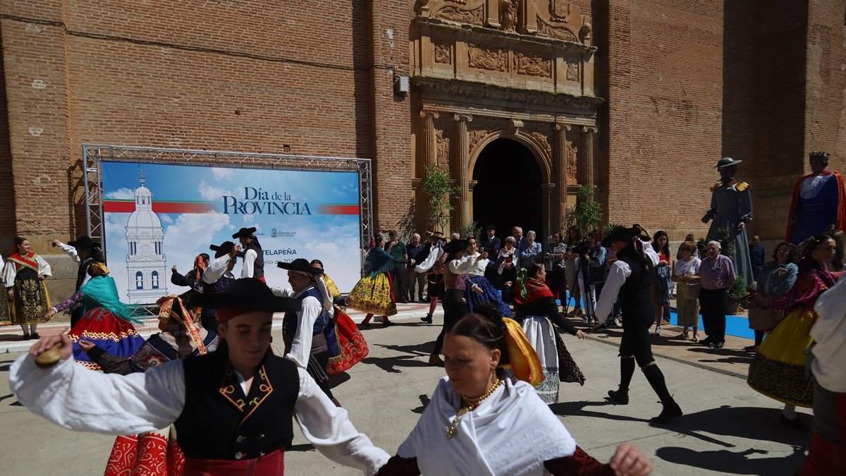La Diputación de Zamora celebra el Día de la Provincia en la localidad de Fuentelapeña y entrega los XI Premios 'Tierras de Zamora'.