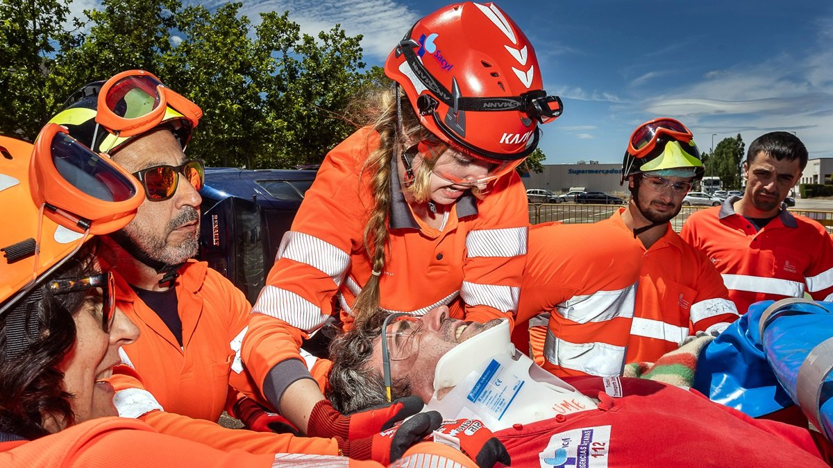 Profesionales de emergencias reciben formación sobre rescates en accidentes de tráfico en Ciudad Rodrigo (Salamanca).