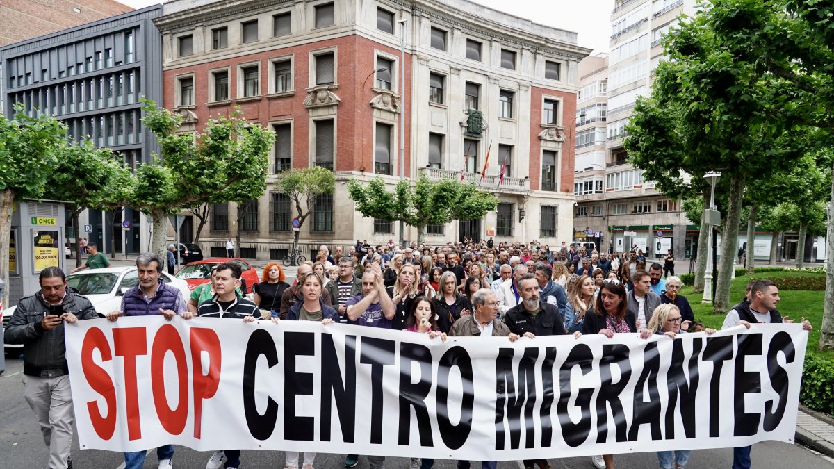 Concentración frente a la subdelegación del Gobierno por la apertura del Centro de Atención a Inmigrantes en Villarrodrigo de las Regueras (León)