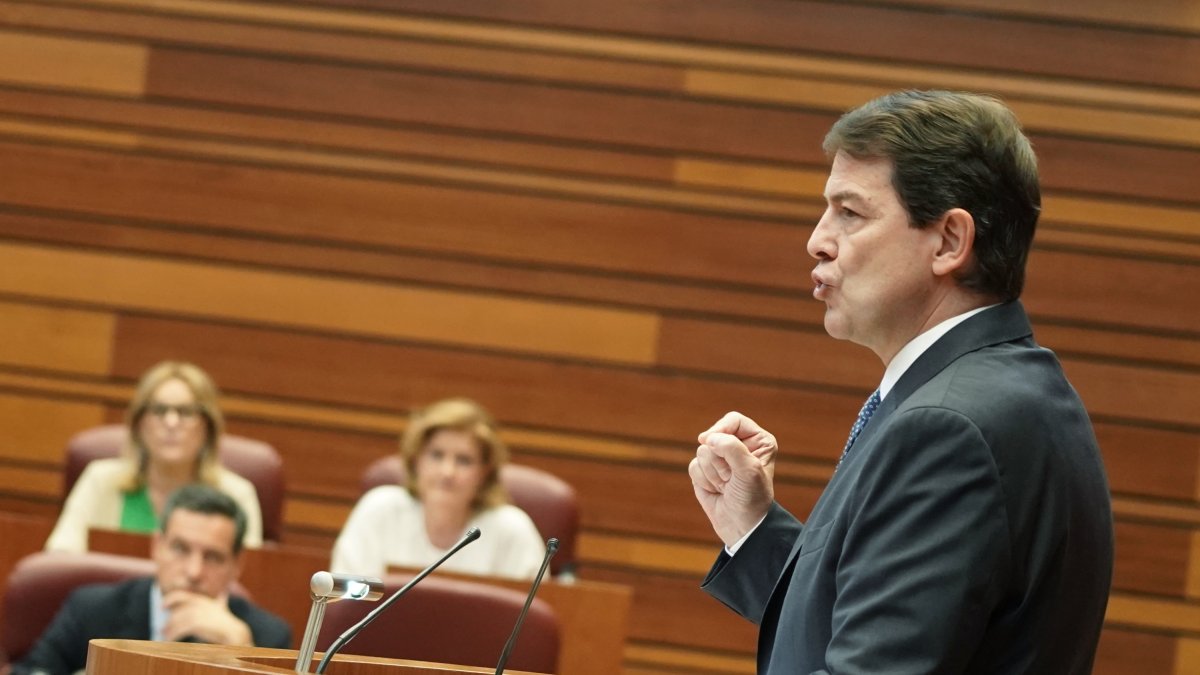 El presidente de la Junta, Alfonso Fernández Mañueco, durante el debate