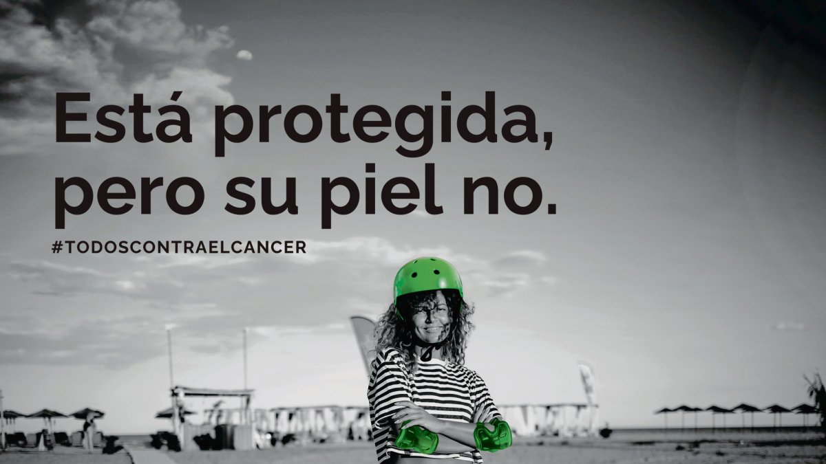 Cartel de la Asociación Española Contra el Cáncer para prevenir el cáncer de piel.