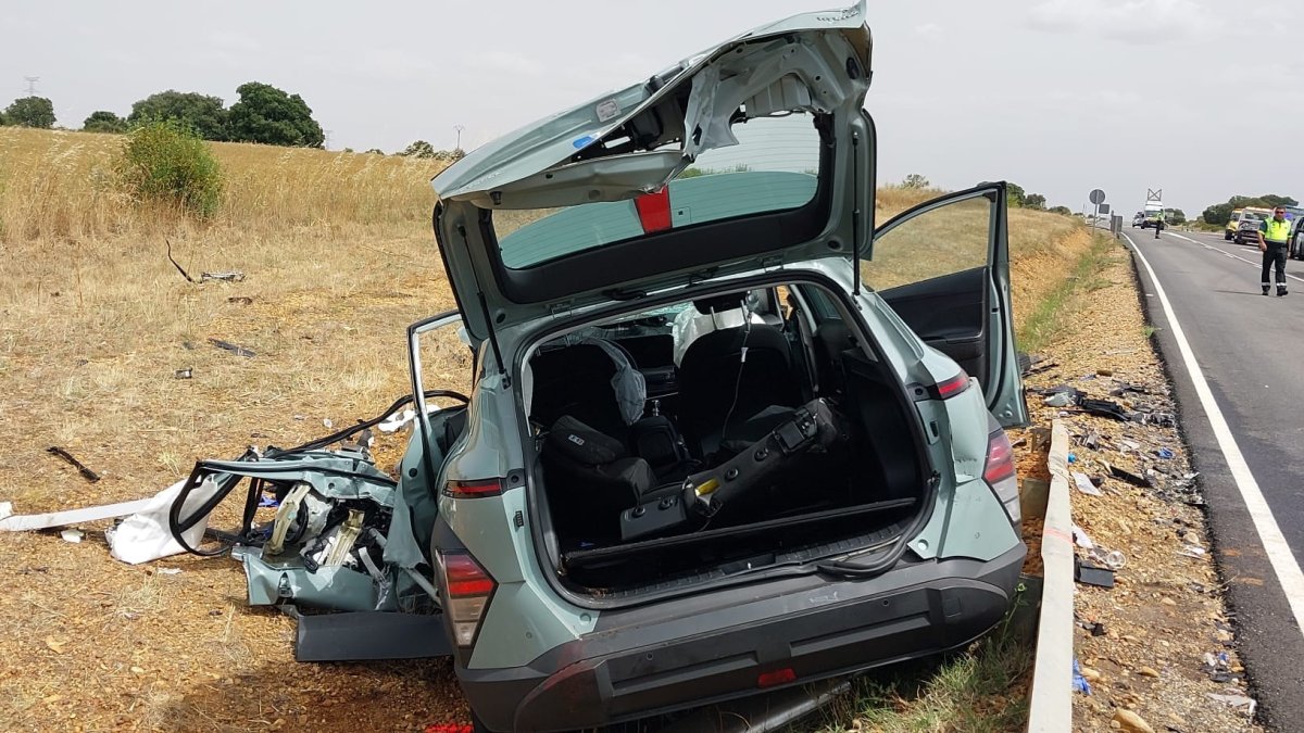 Estado en el que quedó uno de los vehículos implicados en el accidente de Perilla de Casto.