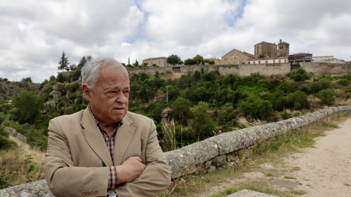 El consejero de Cultura, Turismo y Deporte, Gonzalo Santonja, visita la muralla de Ledesma