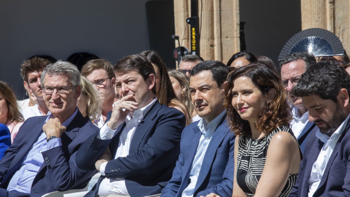 Alberto Núñez Feijóo, Alfonso Fernández Mañueco, Juanma Moreno, Isabel Díaz Ayuso y López Miras ayer en Salamanca