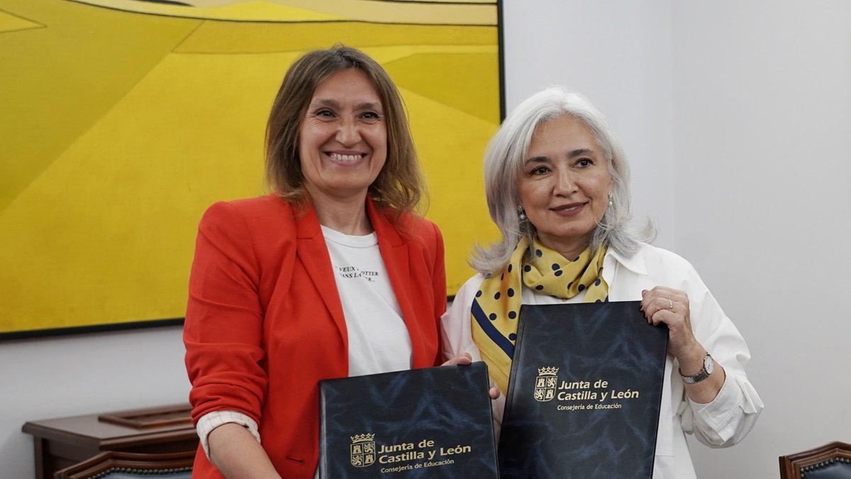 La consejera de Educación, Rocío Lucas, y la directora general de la Fundación Naturgy, María Eugenia Coronado.