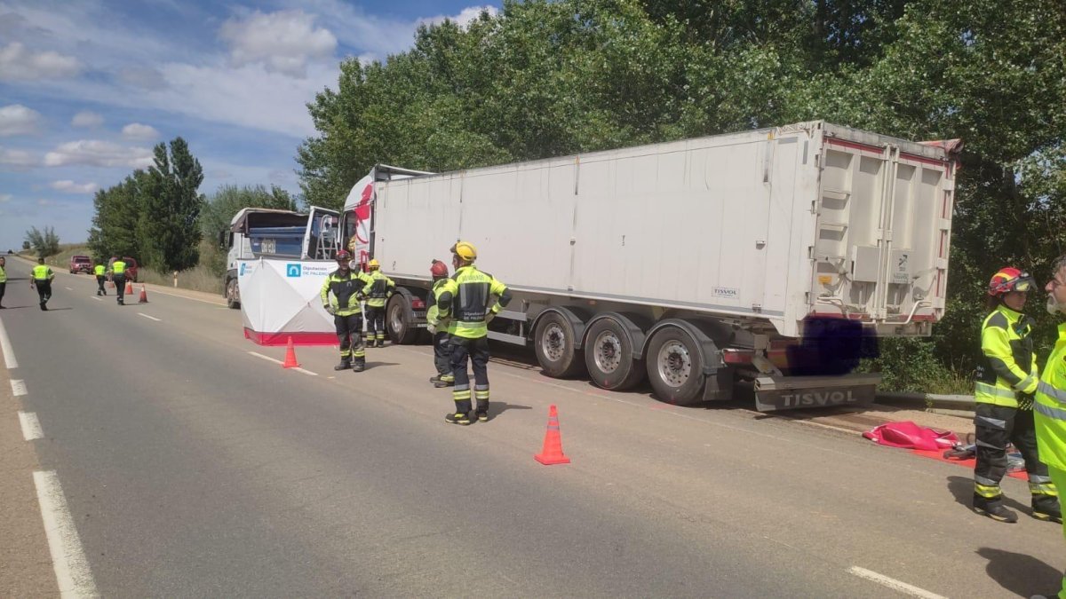 Accidente entre dos camiones en Palencia