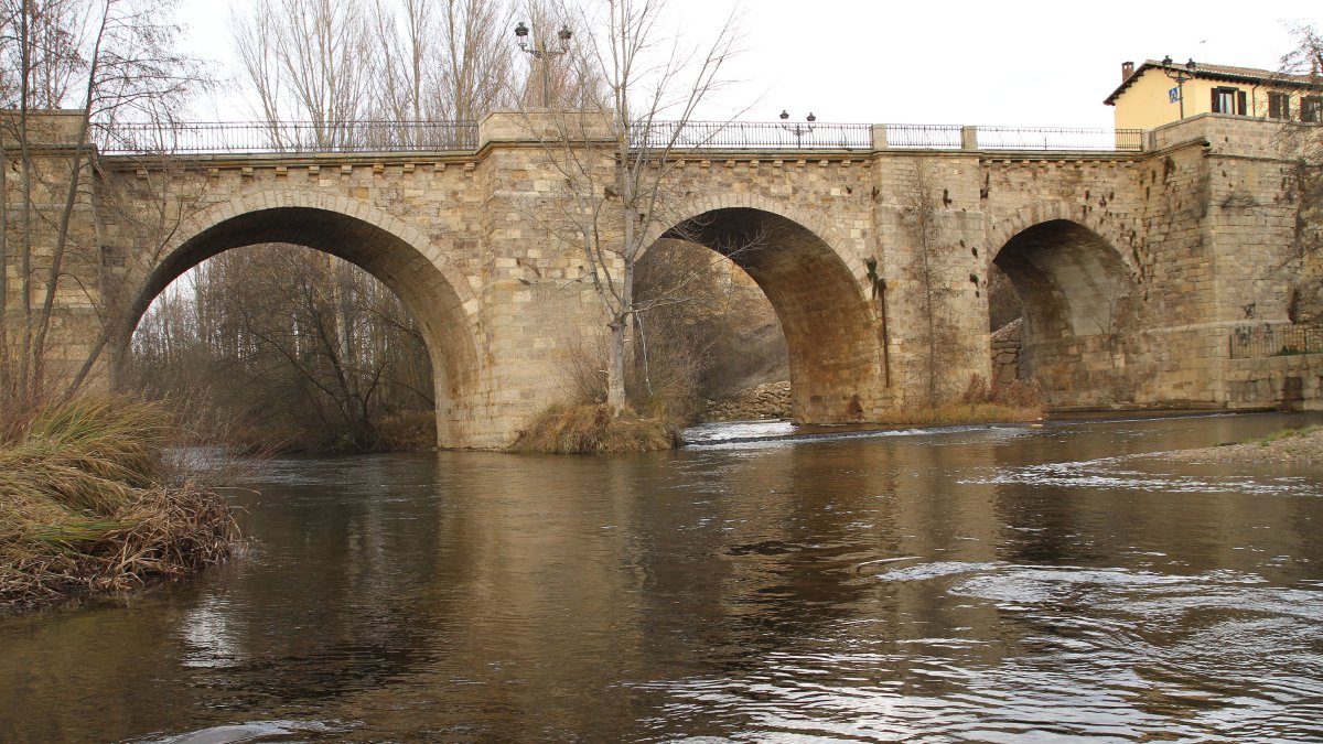 El río Carrión a su paso por un puente de Palencia, imagen de archivo