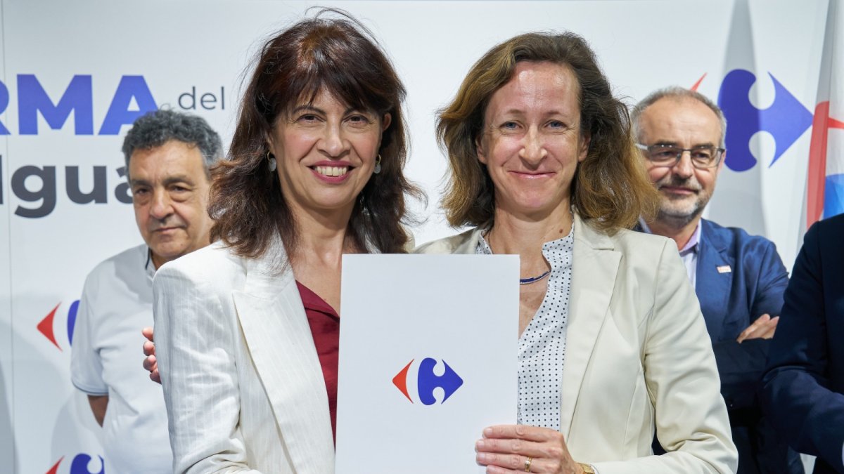 Ana Redondo, ministra de Igualdad y Elodie Perthuisot, CEO Carrefour España en la firma del I Plan de Igualdad con FETICO, CCOO, UGT y Valorian