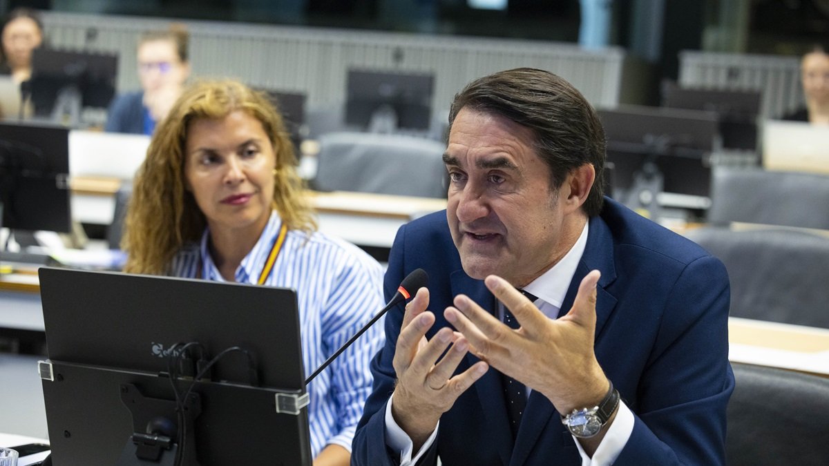 El consejero de Medio Ambiente, Vivienda y Ordenación del Territorio, Juan Carlos Suárez-Quiñones, interviene en la reunión de partes interesadas del dictamen ''Cómo aprovechar el potencial de la política de cohesión para abordar el cambio demográfico'', del Comité Europeo de las Regiones.