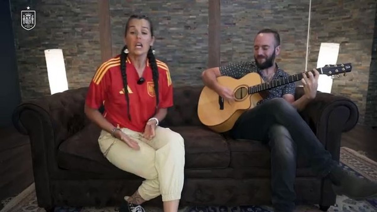 Isabel Aaiún dedica una versión de su 'Potra Salvaje' a la Selección Española