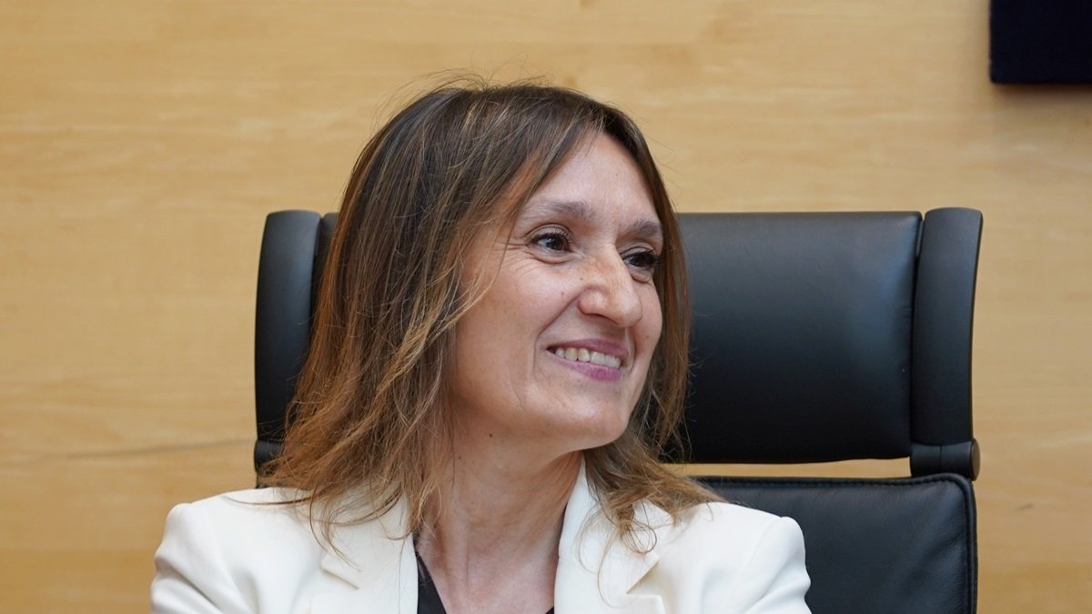 La consejera de Educación, Rocío Lucas, informa a las Cortes sobre el grado de cumplimiento de los objetivos de su departamento para la legislatura.