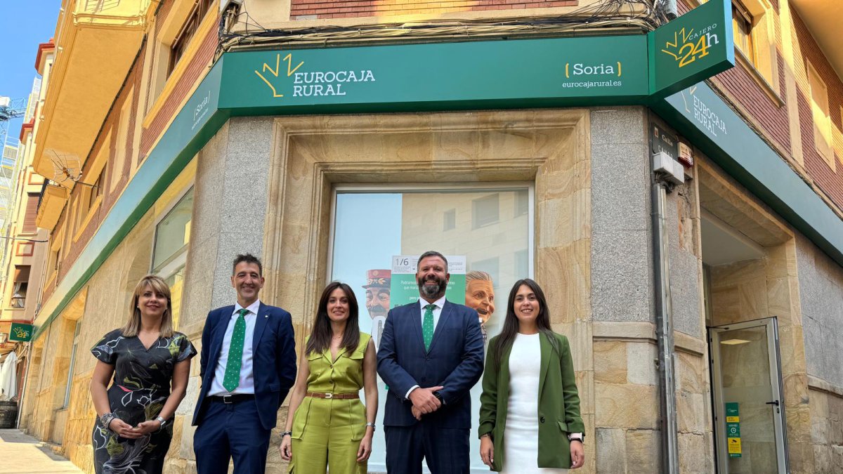 Silvia Díaz (directora territorial); Rubén Pinilla (gestor comercial); Olga Asenjo (directora de oficina); Carlos Martín-Salas (director red comercial) y Esther Pérez (gestora comercial)