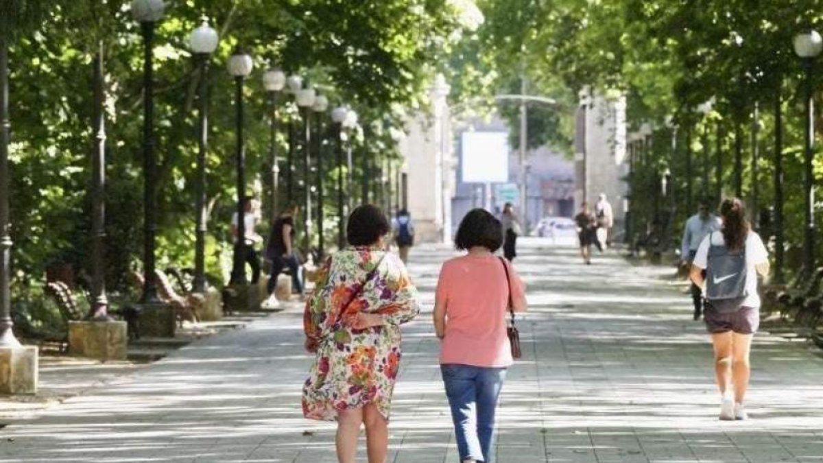 Personas protegiéndose del calor en una imagen de archivo