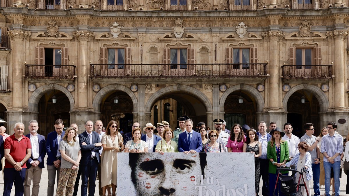 El alcalde de Salamanca, Carlos García Carbayo, junto a miembros de la Corporación municipal, participa en acto contra el terrorismo y a favor de las víctimas, con motivo del XXVII Aniversario del secuestro y asesinato de Miguel Ángel Blanco, bajo el lema Tú y todos.