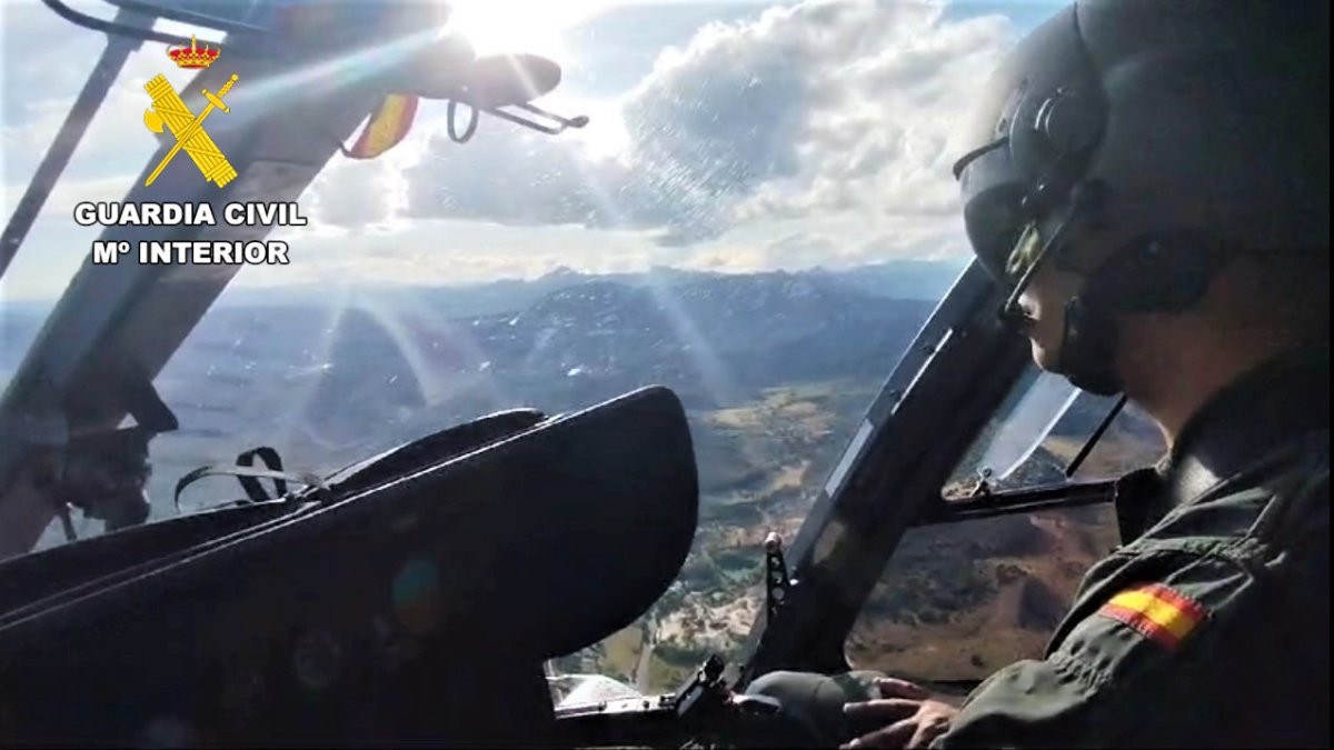 Labores aéreas de búsqueda del desaparecido.