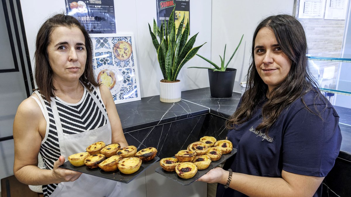 Isabel Barrondas y su hija Cintia Dos Santos muestran sus pasteles de nata.