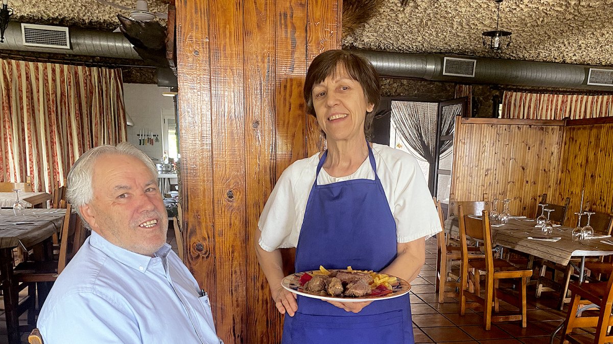 Leoncio y Hortensia, en el comedor del mesón asador Las Rocas.