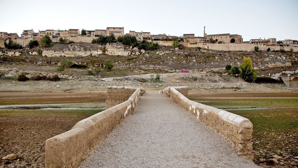 Puente romano sumergido habitualmente por las aguas del embalse de Linares.