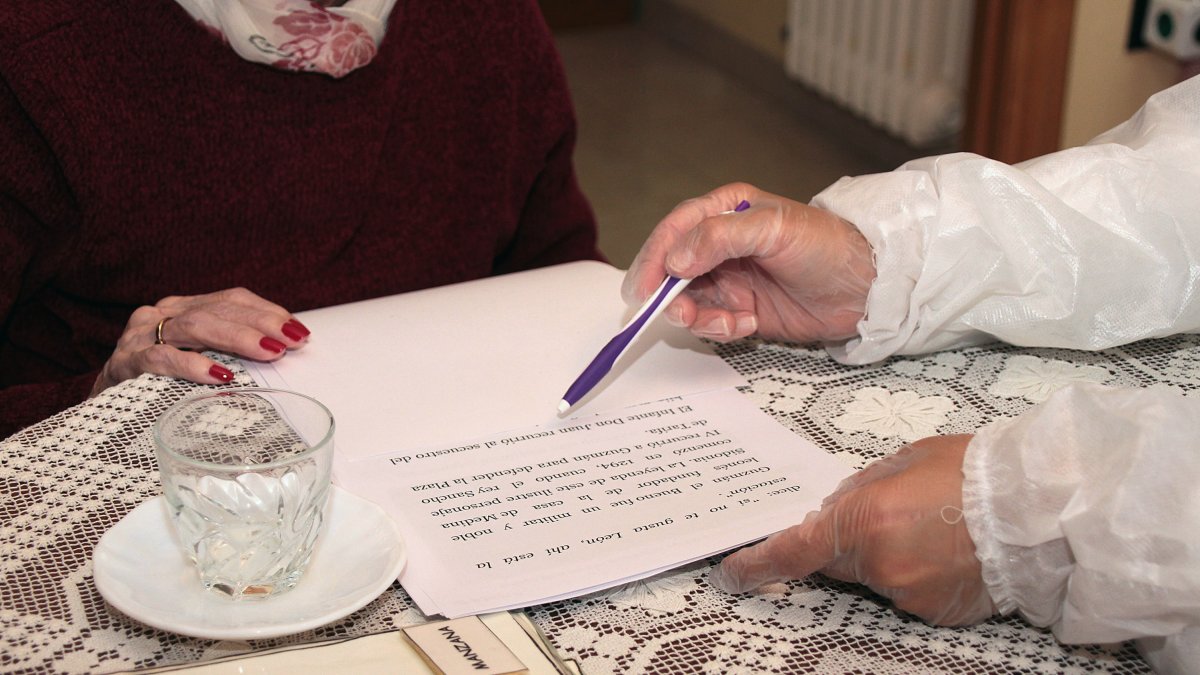 Una paciente con Alzheimer recibe la ayuda de una especialista en su domicilio, imagen de archivo