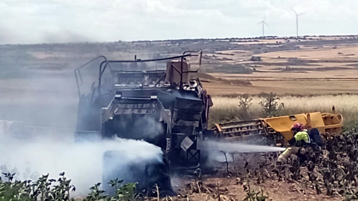 Incendio originado en una empacadora y calcina ocho hectáreas de pasto en Ledesma (Soria).