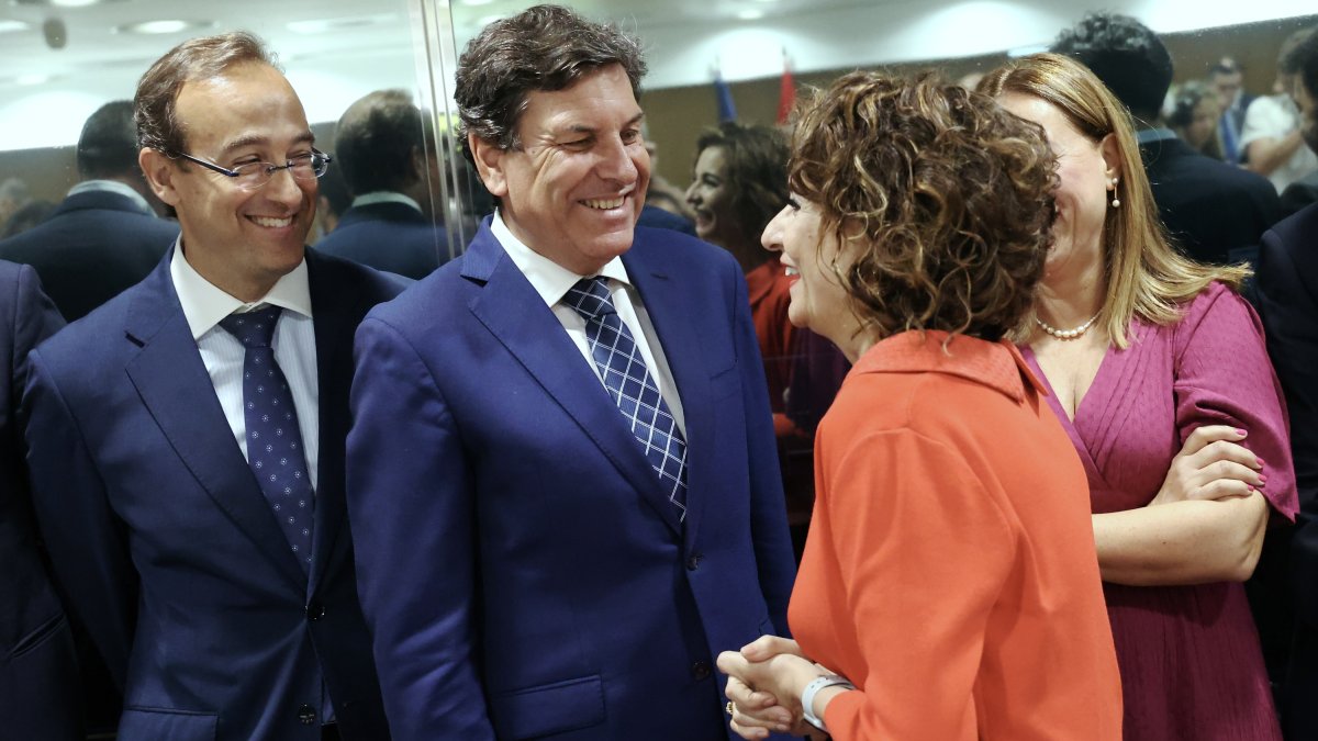 El consejero de Economía y Hacienda, Carlos Fernández Carriedo, junto a la vicepresidenta primera del Gobierno y ministra de Hacienda, María Jesús Montero