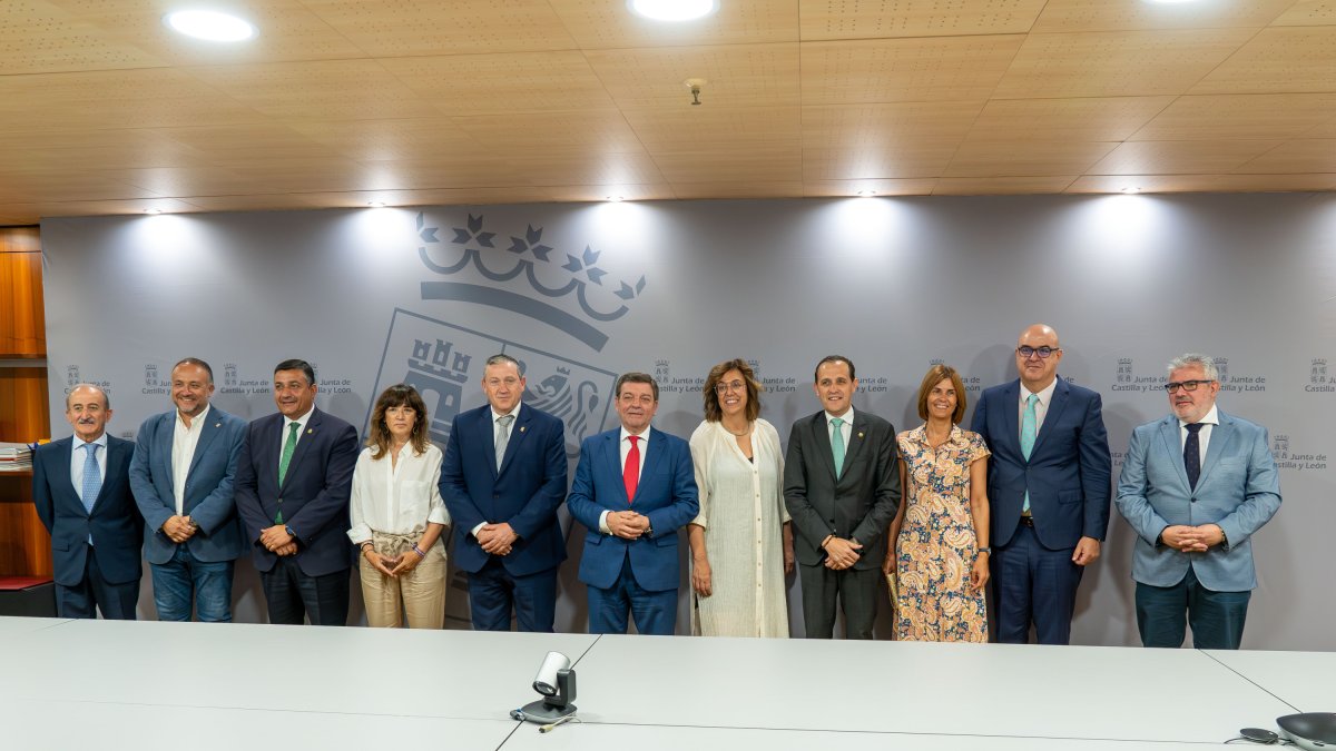 Acto de firma de las adendas del convenio del Fondo de Cohesión Territorial con las nueve diputaciones.