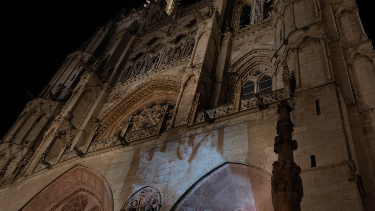 Fachada de la Catedral de Burgos con imágenes de la 'granja del terror'