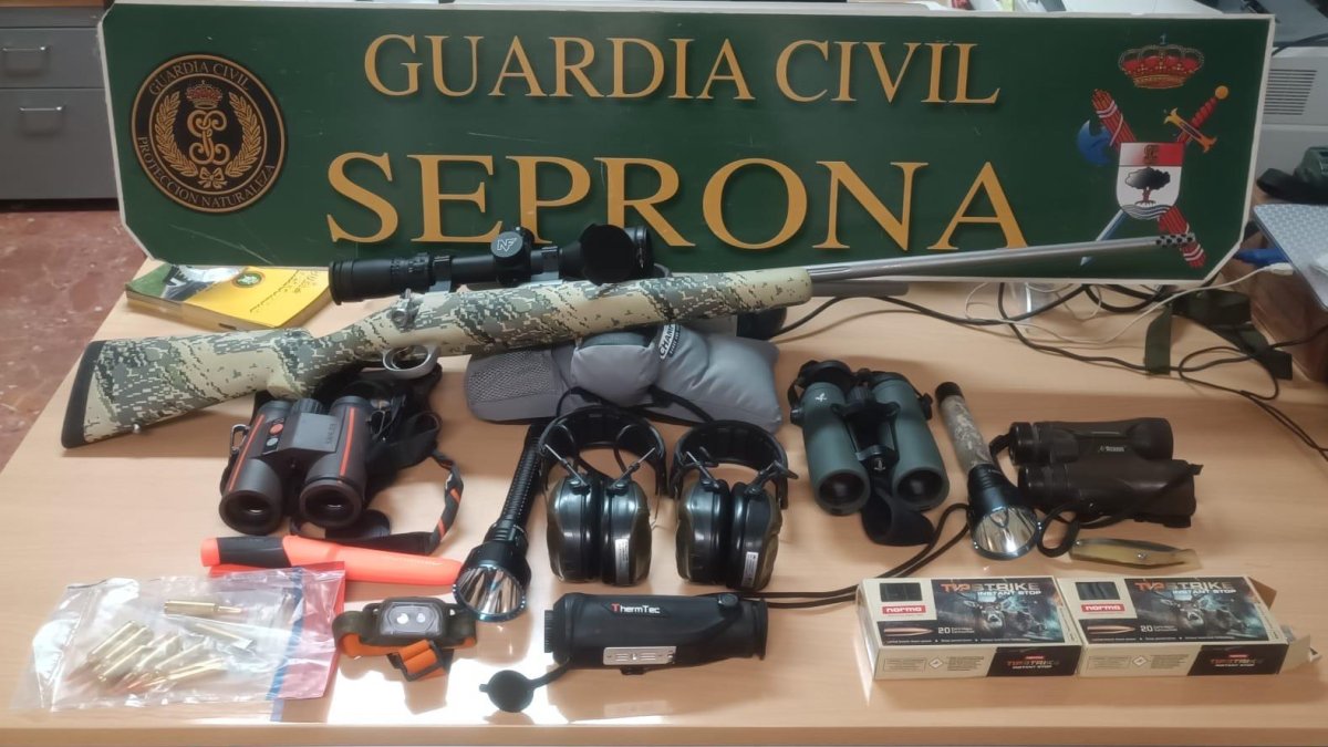 Armas y elementos de caza que la Patrulla de Almazán encontró a bordo del vehículo