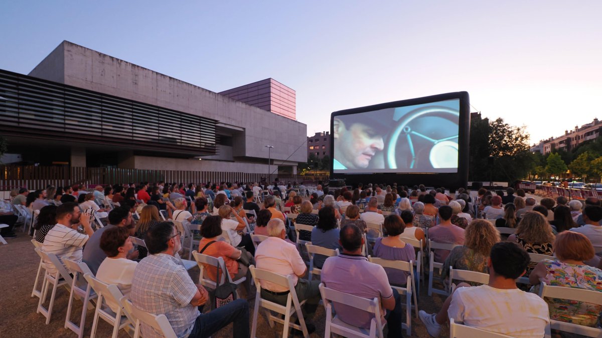 Proyección de la película 'El discurso del Rey' en la explanada de las Cortes