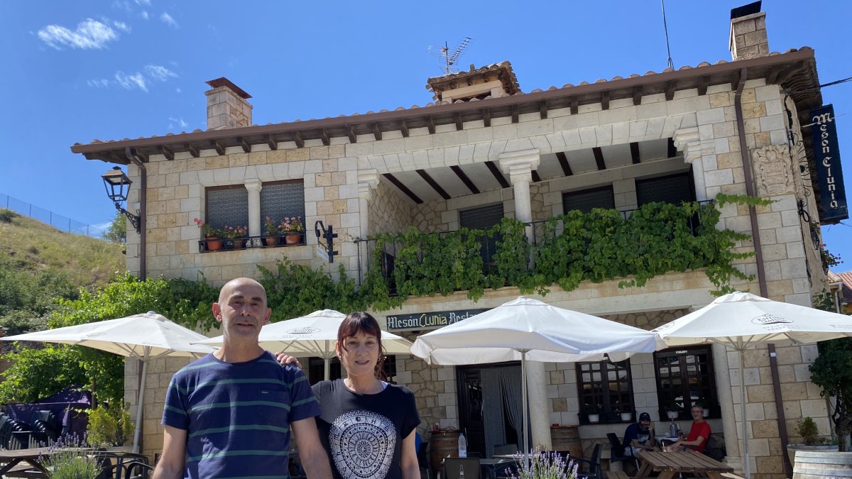 Eduardo Calvo y la cocinera Marga Rodríguez, a la puerta del Mesón Clunia, frente al yacimiento romano.