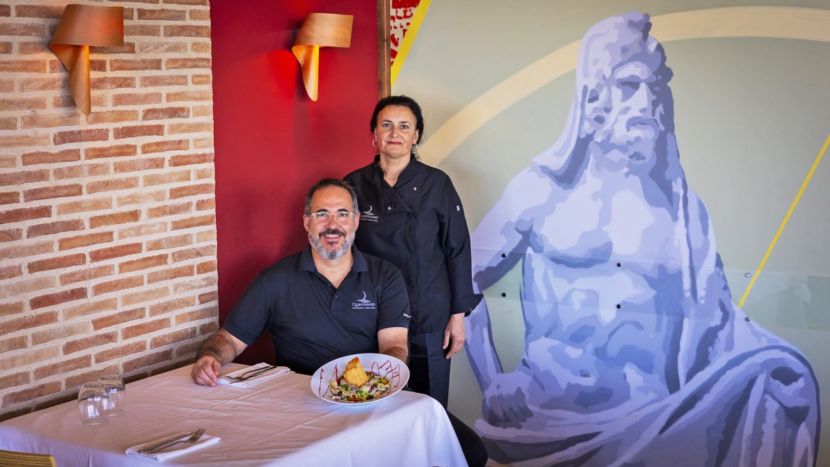 Juanjo y Mari Cruz junto al Saturno del yacimiento de Los Quintanares, joya del pueblo.