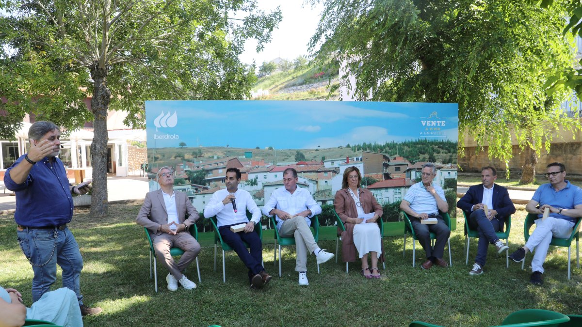 La plataforma 'Vente a Vivir a un pueblo', junto Iberdrola, premia a los municipios palentinos de Velilla del Río Carrión, Guardo, Villalba de Guardo, Acera de la Vega y Mantinos por impulsar proyectos que luchan contra la despoblación