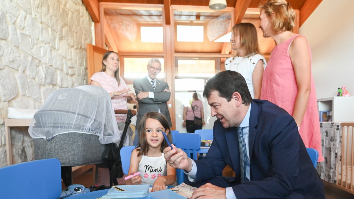 El presidente de la Junta de Castilla y León, Alfonso Fernández Mañueco, en la inauguración la Escuela de Educación Infantil de Pedrosa de Duero, en Burgos