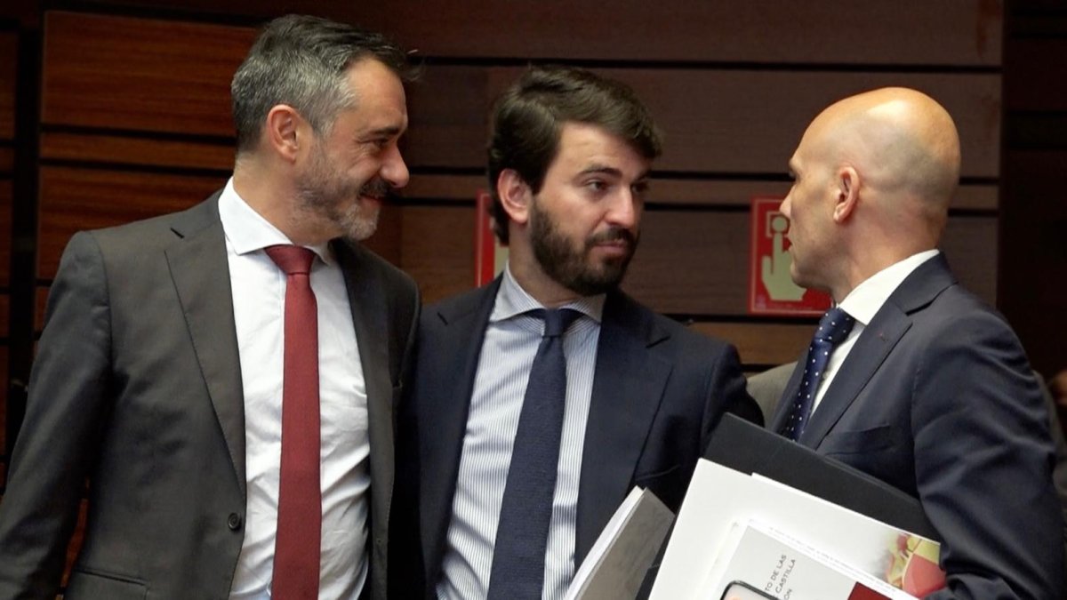 David Hierro, Juan García-Gallardo y Carlos Menéndez, en una imagen de archivo en las Cortes