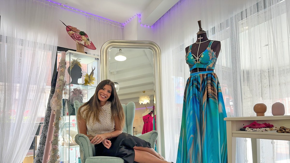 Irene de la Cuesta posa en su taller con una de sus creaciones