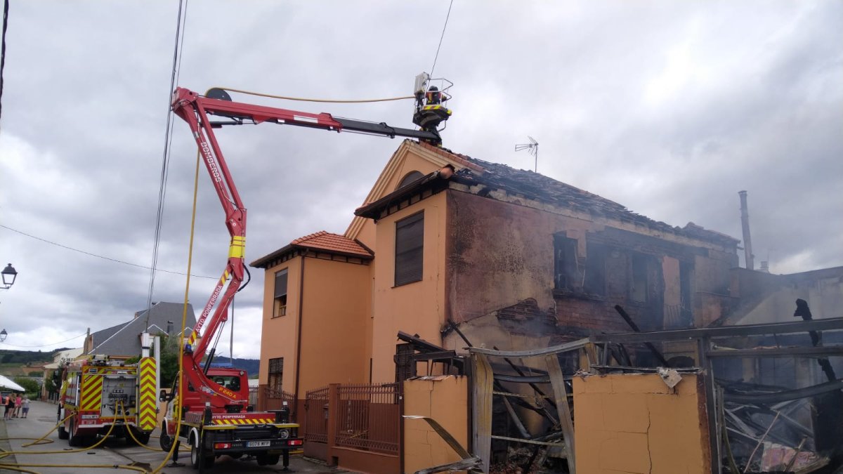 Un incendio provoca daños materiales en una vivienda de dos plantas de Cacabelos (León).