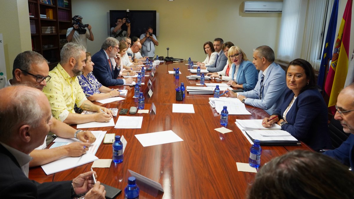 Reunión entre la nueva consejera de Empleo, Leticia García, y los agentes sociales.