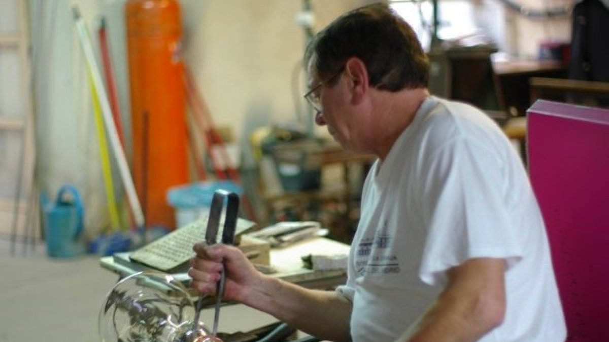 Trabajador en una una fábrica de cristales en una imagen de archivo