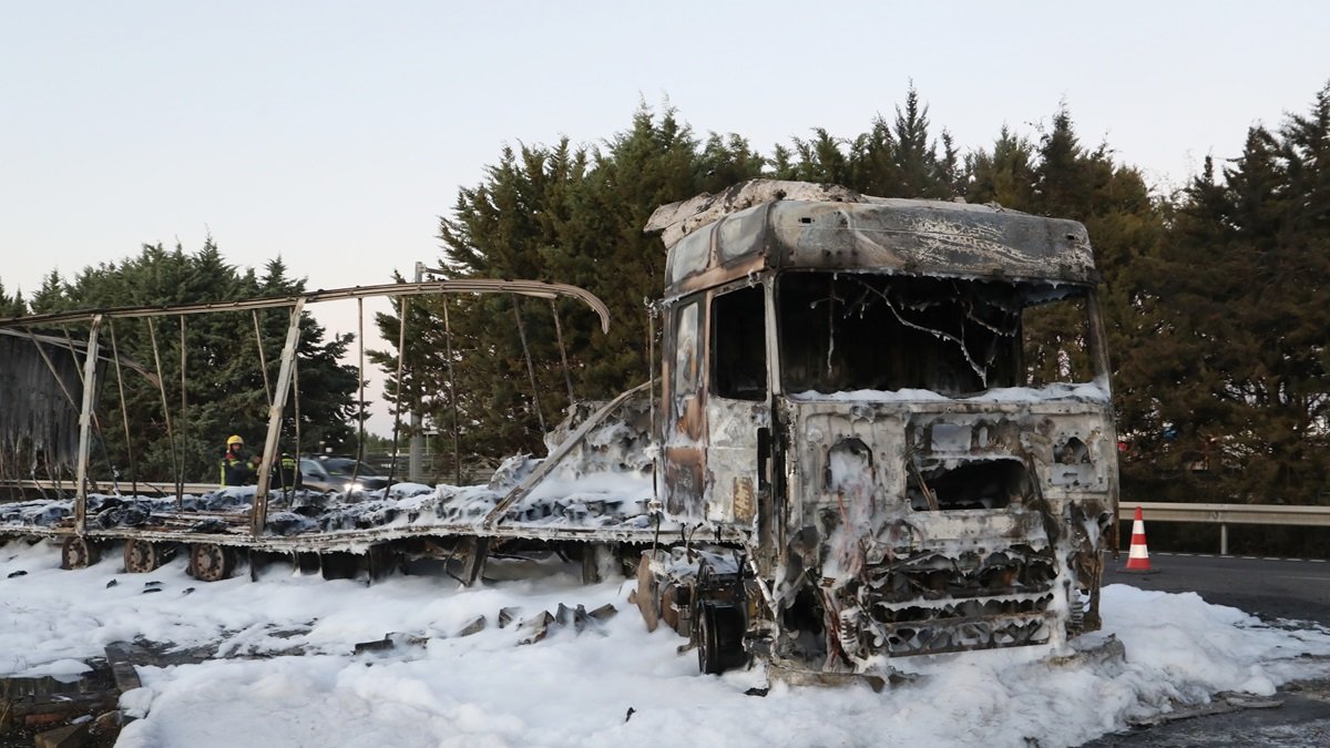 Accidente y posterior incendio a la altura de Dueñas de un vehículo articulado en el que el conductor ha resultado ileso en el kilómetro 88 de la A-62.