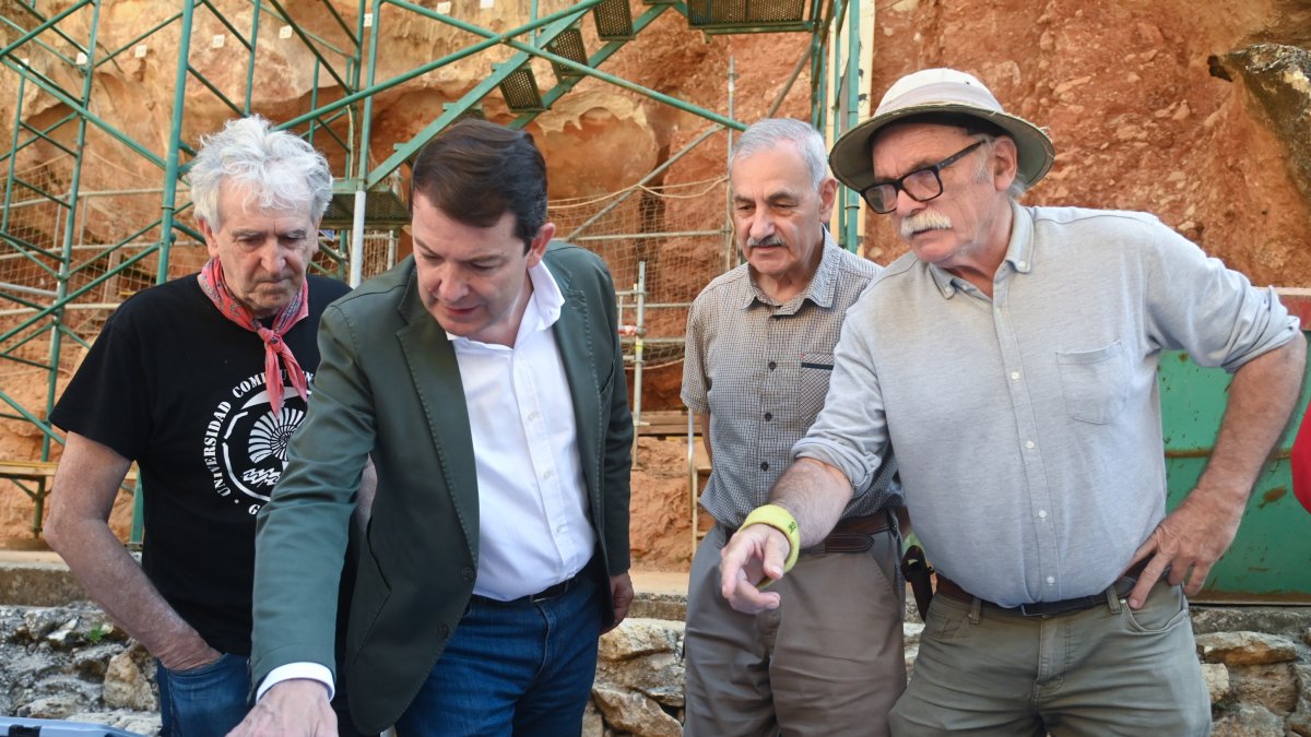 El presidente de la Junta, Alfonso Fernández Mañueco, visita Atapuerca.