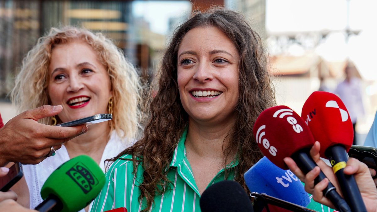 La presidenta del PP de León y vicesecretaria nacional de Sanidad y Educación, Ester Muñoz, analiza la situación del transporte ferroviario en la provincia junto a la diputada Silvia Franco