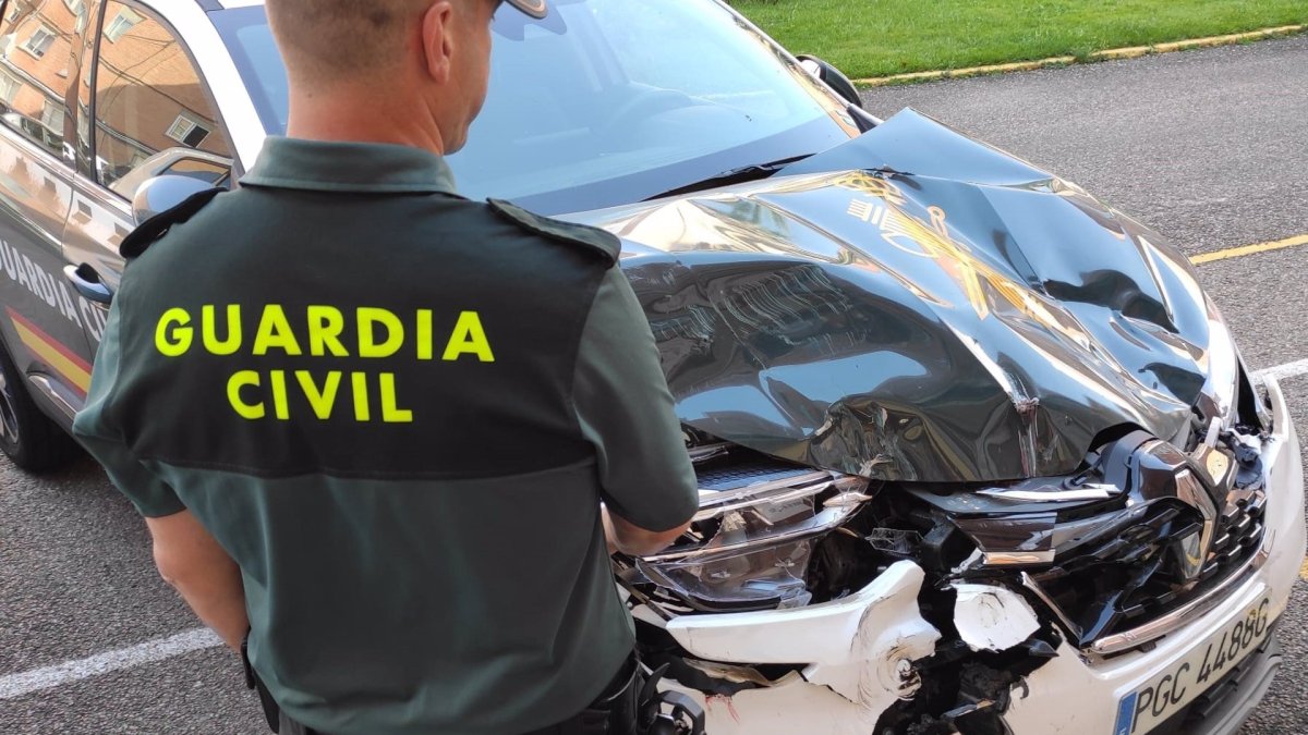 Estado en el que quedó el vehículo de la Guardia Civil tras el incidente.