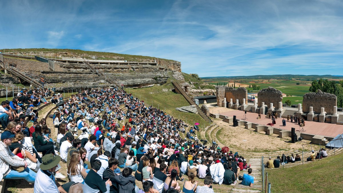 Cada año, una nutrida programación cultural permite revivir los días de gloria del teatro romano de Clunia Sulpicia y adentrarse en el rico pasado de la zona.