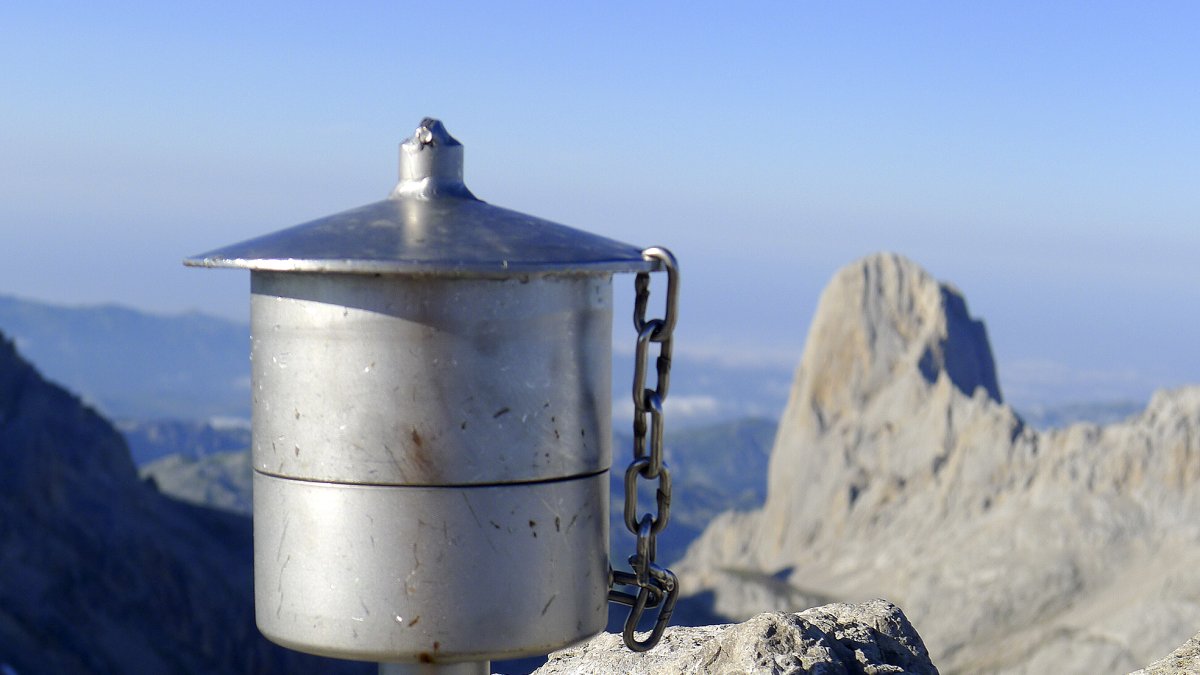 Buzón de cumbre del pico Tesorero, con el Naranjo de Bulnes al fondo