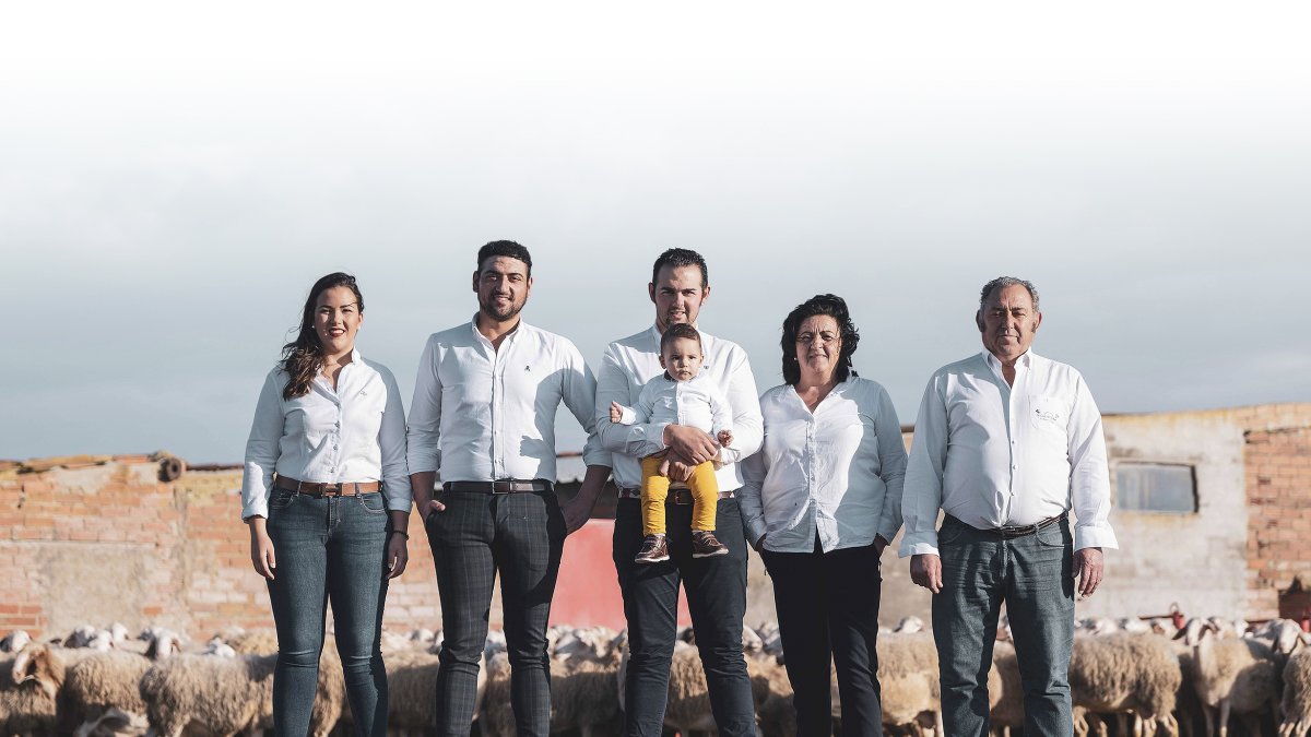 Foto de la familia Escarda al completo. De ida. a dcha. Valeria,  Roberto, Yayo, Mª José Pedriza (madre), y Eulalio.